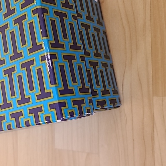 Tory Burch Large Empty Gift Box, Tall Boot Box  22 1/4” x 14 1/4” x 4 1/4” - Picture 9 of 9